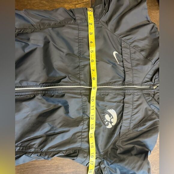 Nike Iowa Hawkeyes Women’s Small Thin Jacket - Picture 6 of 7